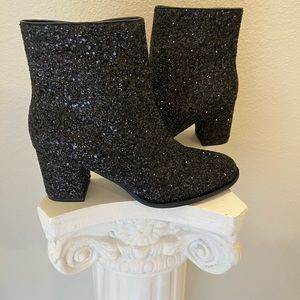 Comfy and chic glitter ankle boots in black.  ALL the rage.  New!